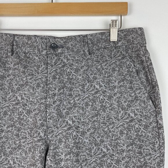 $55 Greg Norman Tasso Elba Men Gray Printed 10" Exclusive Cargo Shorts Size 32 - Picture 3 of 7